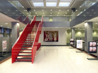 Treppenhaus mit roter Treppe